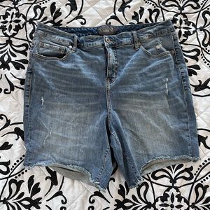 Torrid Cutoff High Rise Midi Shorts Size 18 - 7” inseam medium wash